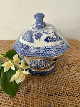 Load image into Gallery viewer, Lidded Willow Pattern Tureen