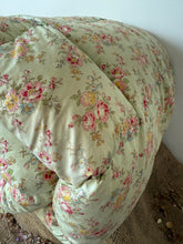 Load image into Gallery viewer, Stunning Double Floral Vintage Eiderdown