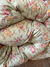 Load image into Gallery viewer, Stunning Double Floral Vintage Eiderdown