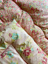 Load image into Gallery viewer, Beautiful Vintage Paisley & Floral Eiderdown