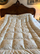 Load image into Gallery viewer, Ditsy Pretty Floral Vintage Eiderdown