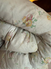 Load image into Gallery viewer, Ditsy Pretty Floral Vintage Eiderdown