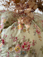 Load image into Gallery viewer, Stunning Double Floral Vintage Eiderdown