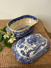 Load image into Gallery viewer, Lidded Willow Pattern Tureen