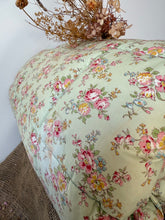Load image into Gallery viewer, Stunning Double Floral Vintage Eiderdown