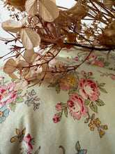 Load image into Gallery viewer, Stunning Double Floral Vintage Eiderdown
