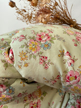 Load image into Gallery viewer, Stunning Double Floral Vintage Eiderdown
