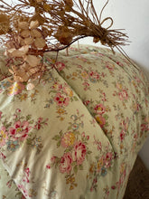 Load image into Gallery viewer, Stunning Double Floral Vintage Eiderdown