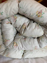 Load image into Gallery viewer, Ditsy Pretty Floral Vintage Eiderdown