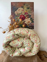 Load image into Gallery viewer, Stunning Double Floral Vintage Eiderdown