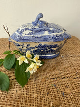 Load image into Gallery viewer, Lidded Willow Pattern Tureen