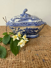 Load image into Gallery viewer, Lidded Willow Pattern Tureen