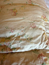 Load image into Gallery viewer, Ditsy Pretty Floral Vintage Eiderdown