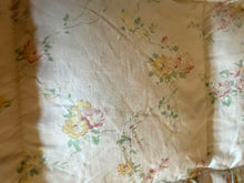 Load image into Gallery viewer, Ditsy Pretty Floral Vintage Eiderdown