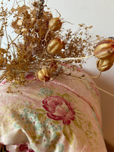 Load image into Gallery viewer, Beautiful Vintage Paisley & Floral Eiderdown