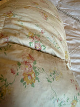 Load image into Gallery viewer, Ditsy Pretty Floral Vintage Eiderdown
