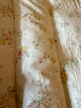 Load image into Gallery viewer, Ditsy Pretty Floral Vintage Eiderdown
