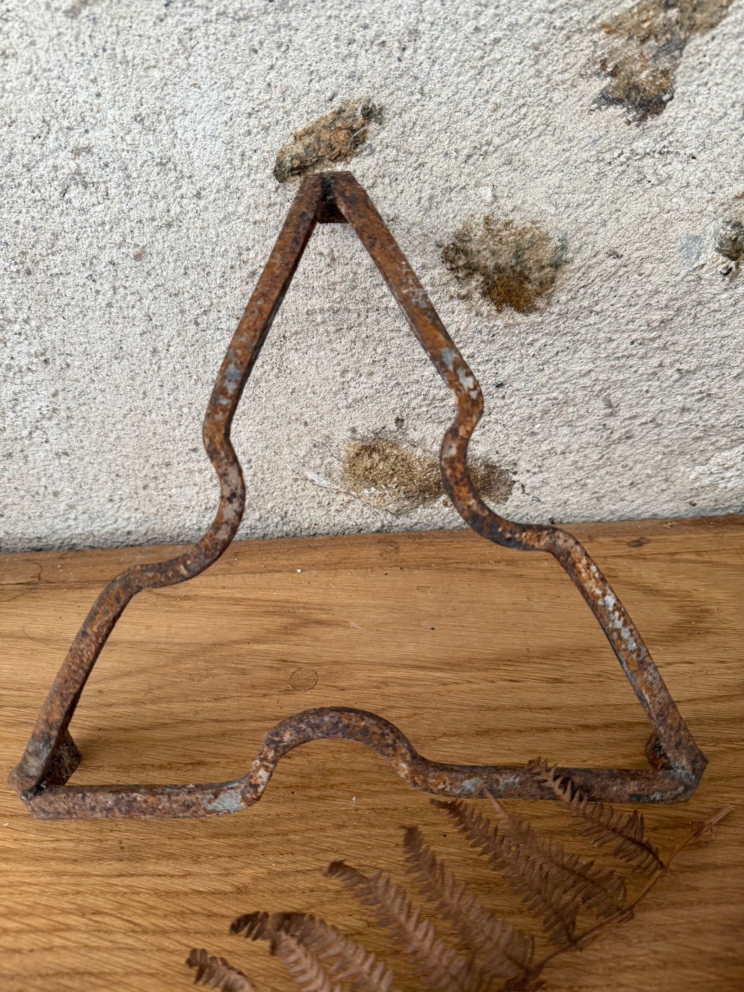 French Metal Triangular Trivet