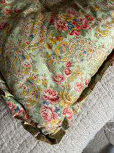 Load image into Gallery viewer, Stunning Double Floral and Paisley Eiderdown
