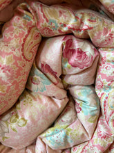 Load image into Gallery viewer, Beautiful Vintage Paisley &amp; Floral Eiderdown
