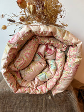 Load image into Gallery viewer, Beautiful Vintage Paisley &amp; Floral Eiderdown
