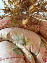 Load image into Gallery viewer, Beautiful Vintage Paisley &amp; Floral Eiderdown
