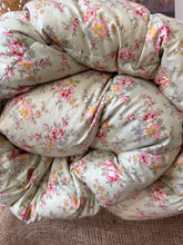 Load image into Gallery viewer, Stunning Double Floral Vintage Eiderdown

