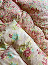 Load image into Gallery viewer, Beautiful Vintage Paisley &amp; Floral Eiderdown
