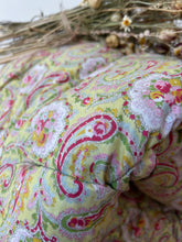 Load image into Gallery viewer, Beautiful Vintage Paisley Eiderdown
