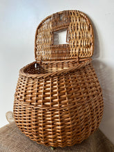 Load image into Gallery viewer, Large Vintage Wicker Fishing Creel.
