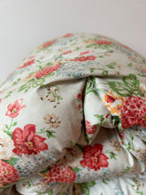 Load image into Gallery viewer, Beautiful Floral Eiderdown
