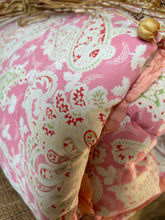 Load image into Gallery viewer, Gorgeous Pink Paisley Super Soft Eiderdown
