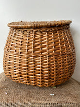 Load image into Gallery viewer, Large Vintage Wicker Fishing Creel.
