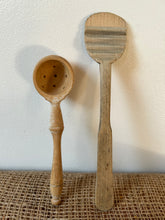 Load image into Gallery viewer, Vintage Ribbed Spoon and Carved Oil Spoon
