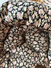 Load image into Gallery viewer, Beautiful Double Ditsy Vintage Eiderdown

