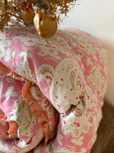 Load image into Gallery viewer, Gorgeous Pink Paisley Super Soft Eiderdown
