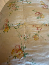 Load image into Gallery viewer, Ditsy Pretty Floral Vintage Eiderdown
