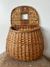 Load image into Gallery viewer, Large Vintage Wicker Fishing Creel.
