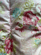 Load image into Gallery viewer, Beautiful Vintage Paisley &amp; Floral Eiderdown
