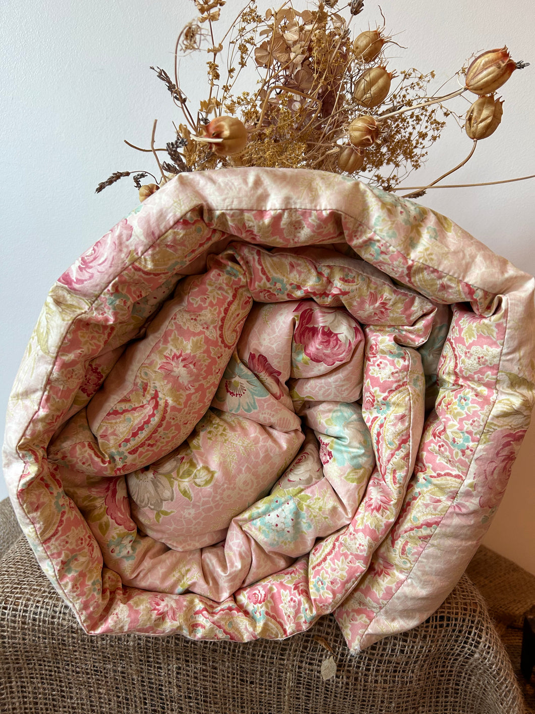 Beautiful Vintage Paisley & Floral Eiderdown