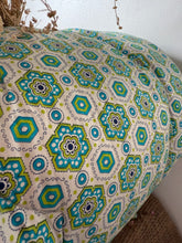 Load image into Gallery viewer, Perfect Plump Retro Vintage Eiderdown
