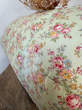 Load image into Gallery viewer, Stunning Double Floral Vintage Eiderdown
