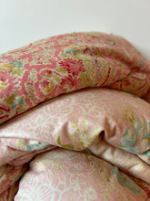 Load image into Gallery viewer, Beautiful Vintage Paisley &amp; Floral Eiderdown
