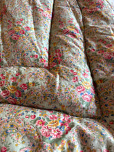 Load image into Gallery viewer, Stunning Double Floral and Paisley Eiderdown
