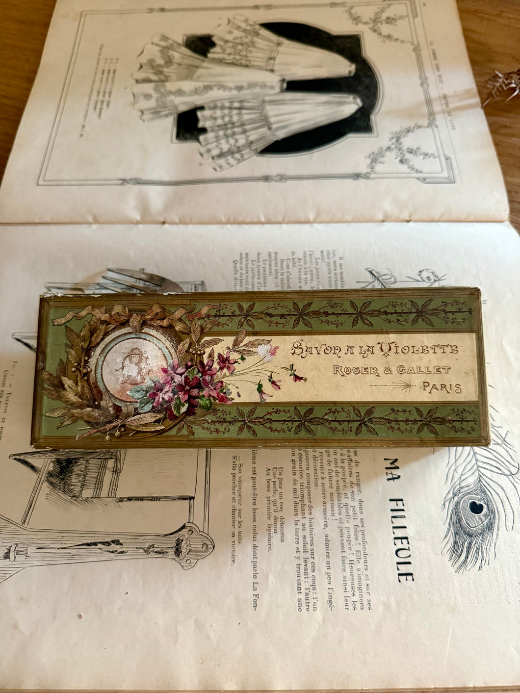 Pretty Roger & Gallet Vintage Violet Soap Box