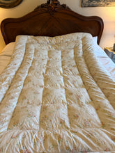 Load image into Gallery viewer, Ditsy Pretty Floral Vintage Eiderdown
