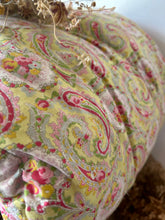 Load image into Gallery viewer, Beautiful Vintage Paisley Eiderdown
