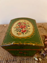 Load image into Gallery viewer, Pretty Floral Metal Box
