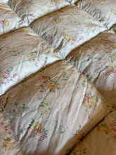 Load image into Gallery viewer, Ditsy Pretty Floral Vintage Eiderdown
